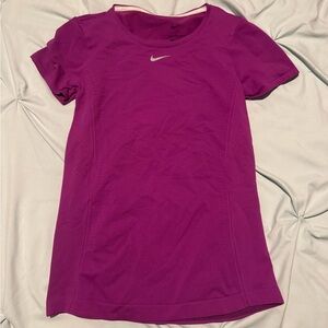 Nike Dri-FIT ADV Aura Women's Purple Slim-Fit Short-
Sleeve Top